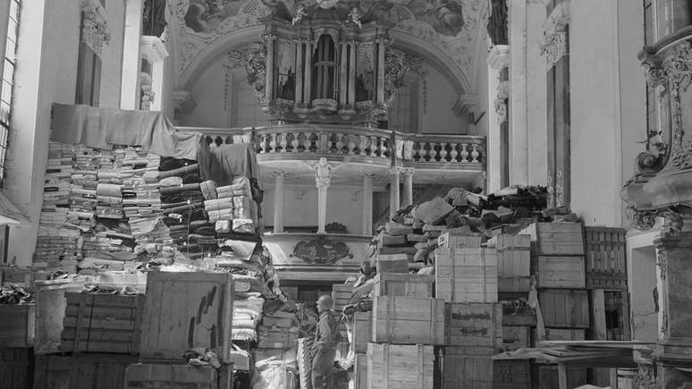 Saques alemães armazenados na igreja em Ellingen, Alemanha, encontrada por tropas dos EUA