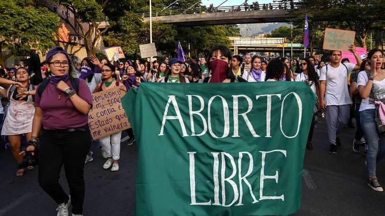 Uma parcela da população exige que o aborto seja legalizado em todos os casos