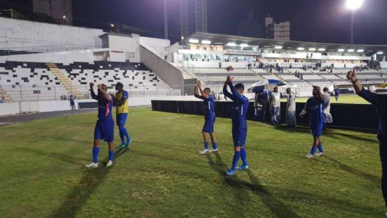 Jogadores do Santo André cumprimentam torcida após vitória no Campeonato Paulista