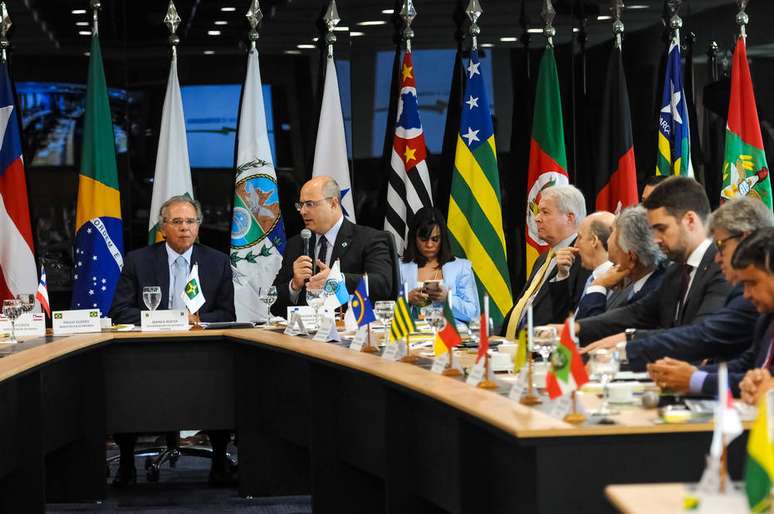 Chefes dos executivos estaduais e ministro da Economia, Paulo Guedes