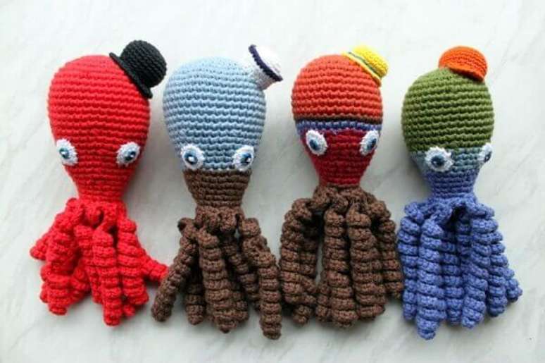 10– Polvo de crochê com chapeuzinhos coloridos. Fonte: Pinterest