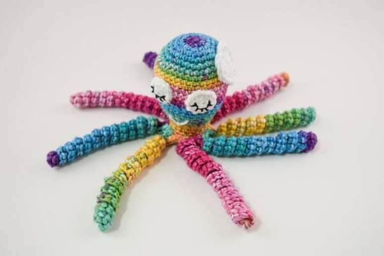 44- O colorido do polvo de crochê alegra a decoração do quarto. Fonte: Pinterest