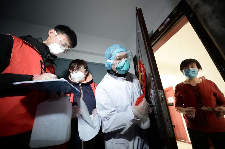 Trabalhadores comunitários e equipes de saúde visitam mulher em Tianjin, na China
12/02/2020 China Daily via REUTERS