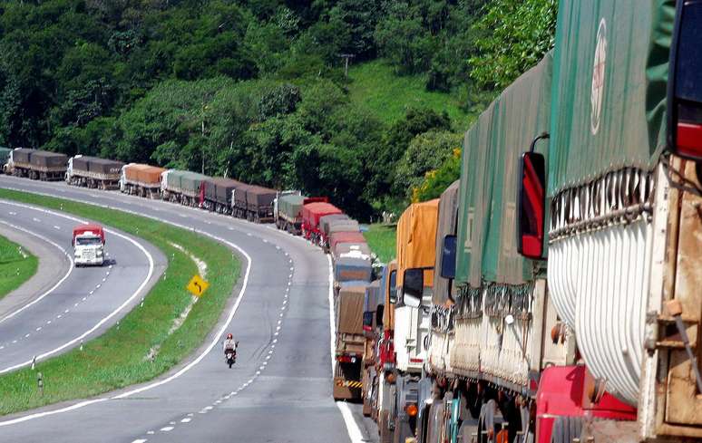 Caminhões transportam colheita de soja na BR-277, Brasil
19/03/2004
REUTERS/Rodolfo Buhrer