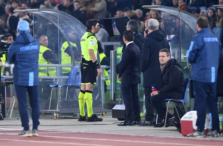 Árbitro olha o monitor do VAR durante partida entre Roma e Lazio pelo Campeonato Italiano
26/01/2020 REUTERS/Jennifer Lorenzini