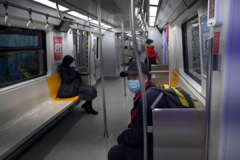 Passageiros usam máscara em metrô em Pequim
12/02/2020
REUTERS/Tingshu Wang