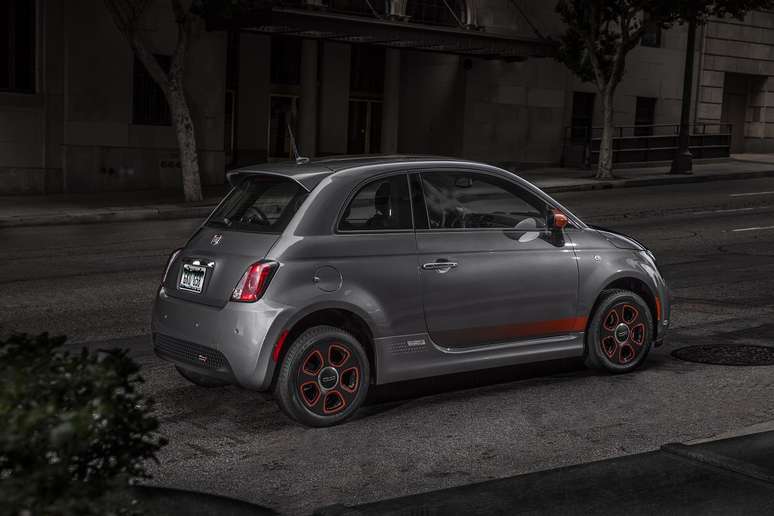 O Fiat 500e tem visual discreto, porém marcante, e pode rodar até 160 km na cidade.