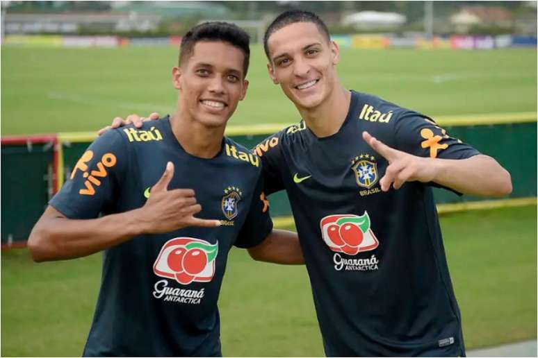 Pedrinho e Antony durante os dias de Seleção Olímpica. Agora eles se enfrentam por clubes (Foto: Divulgação/CBF)