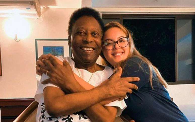 Pelé aparece sorridente ao lado da fotógrafa Isadora Vicente (Foto: Reprodução/ Instagram)