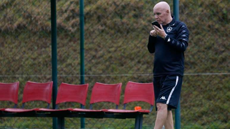 Dirigente tem sentido dores no abdômen (Foto: Vítor Silva/Botafogo)