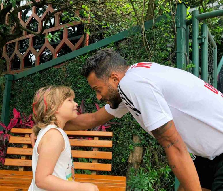Reinaldo conversa com a pequena Lari no CT - FOTO: Divulgação