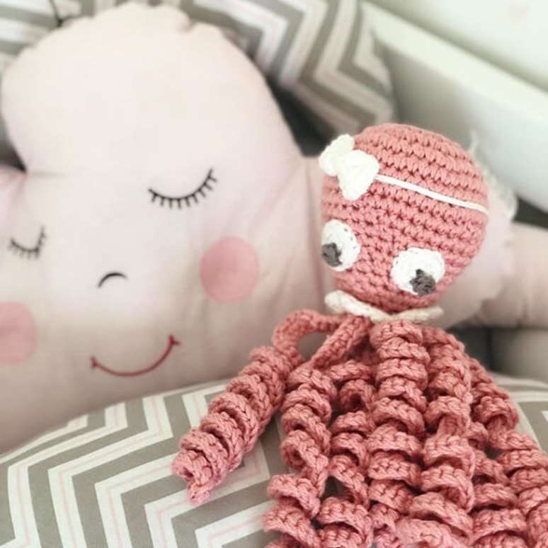 46- Modelo de polvo de crochê delicado em tom de rosa. Fonte: Pinterest