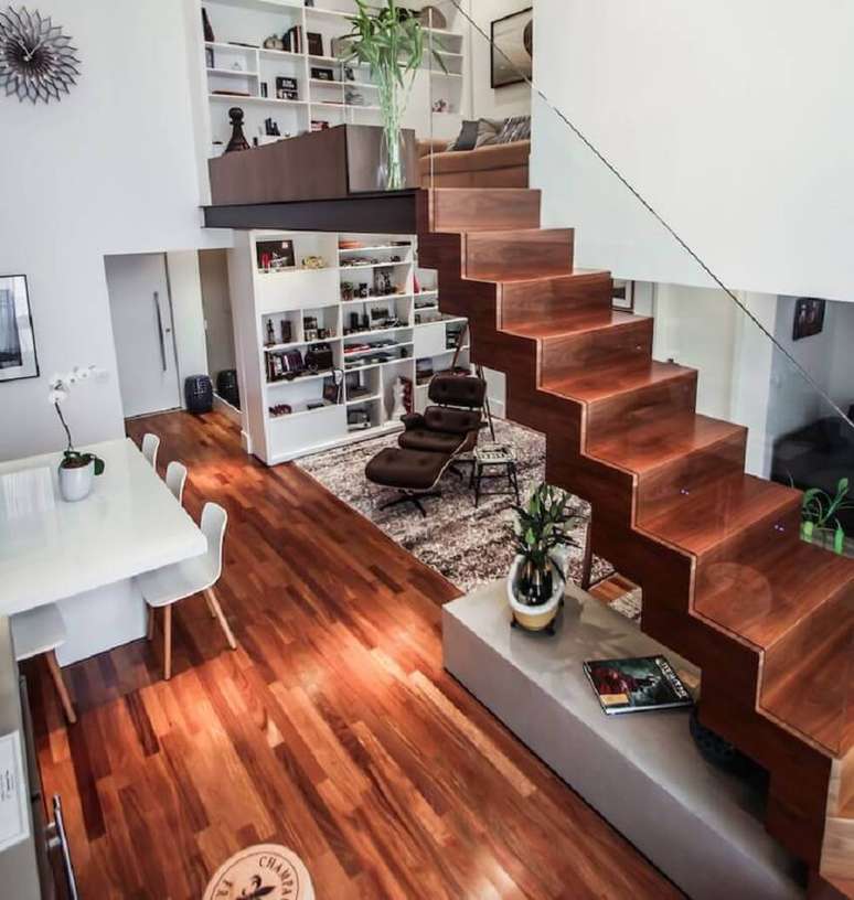 46. O corrim&atilde;o de vidro &eacute; &oacute;timo para aumentar a sensa&ccedil;&atilde;o de amplitude nos ambientes &ndash; Foto: SP Estudio