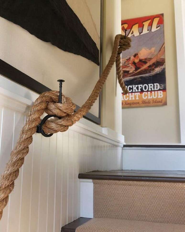 12. O corrim&atilde;o de escada feito de corda &eacute; bem diferente e divertido