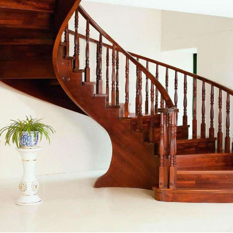 19. A escada toda feita de madeira em um ambiente bem clean garante bastante destaque para ela
