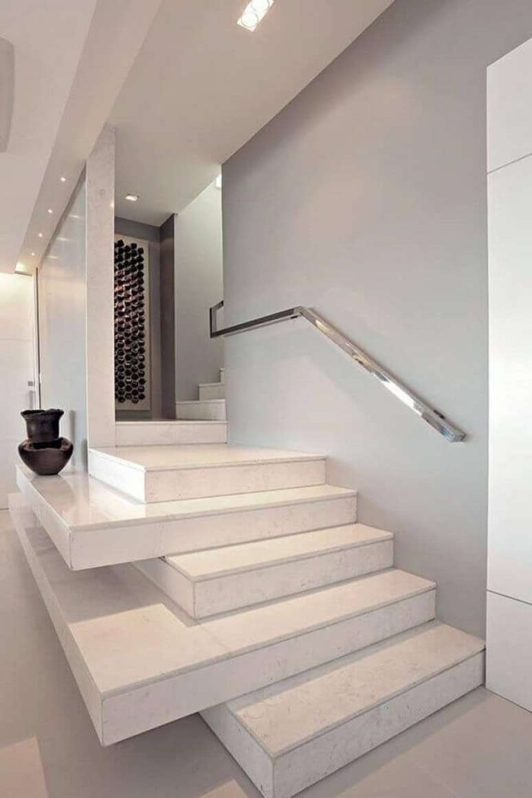 9. Casa com estilo contemporâneo e corrimão de inox para escada