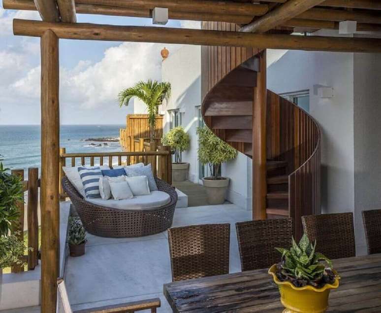 28. Modelo de escada caracol de madeira para &aacute;rea externa