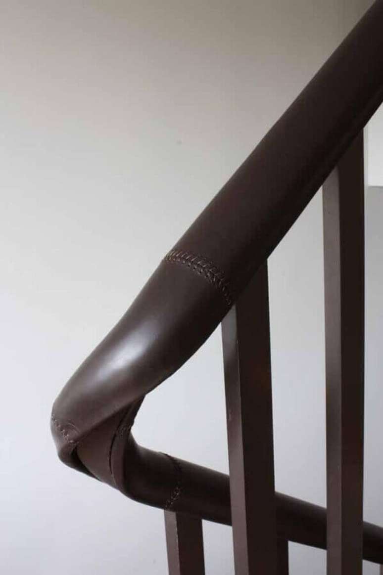 50. Modelo de corrimão de escada feito de couro – Foto: Houzz