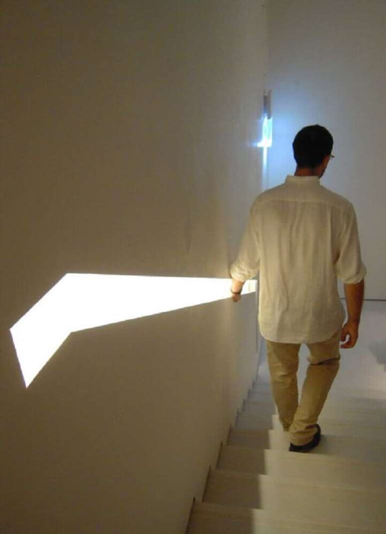 13. H&aacute; diversos modelos de corrim&atilde;o para escada e um dos mais modernos s&atilde;o embutidos na parede e recebem ilumina&ccedil;&atilde;o.