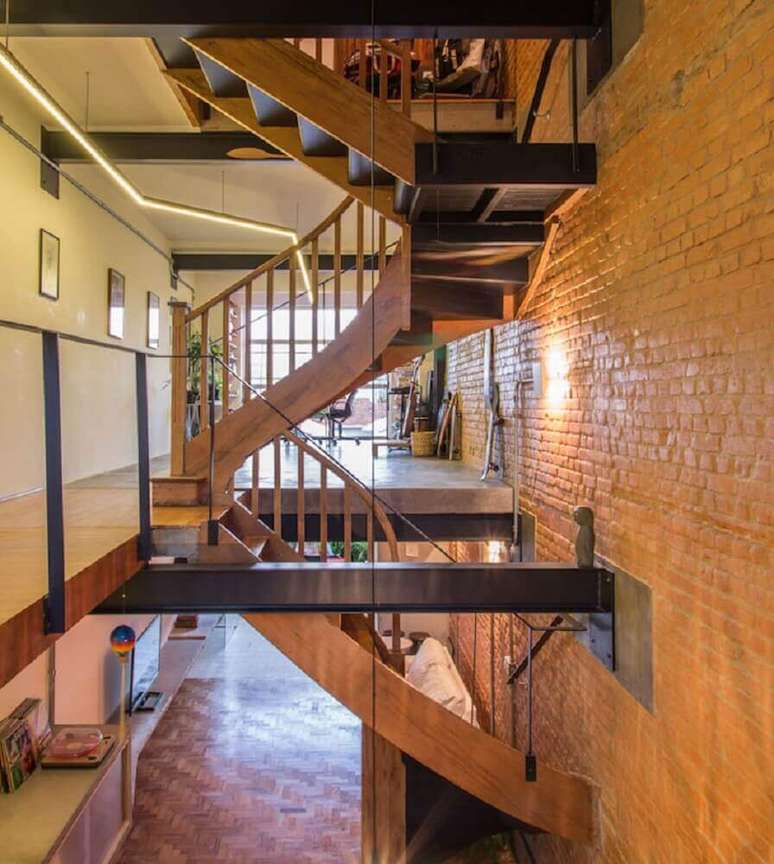 27. Decora&ccedil;&atilde;o r&uacute;stica com parede de tijolinho e escada com corrim&atilde;o de madeira