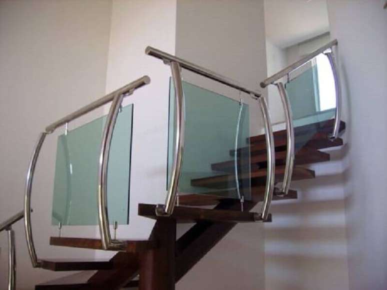 43. Modelo diferente e moderno de corrimão de inox com vidro para escada