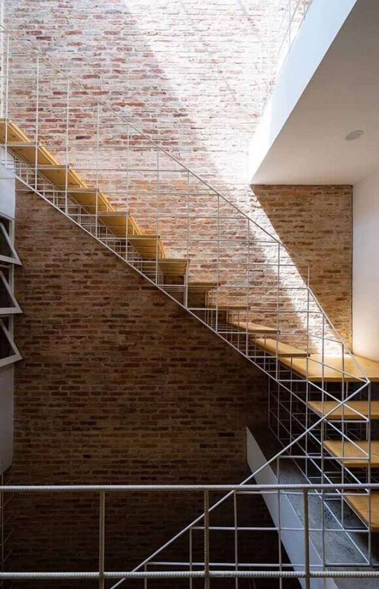 53. Escada com corrim&atilde;o feito em arma&ccedil;&otilde;es de ferro &ndash; Foto: Architizer