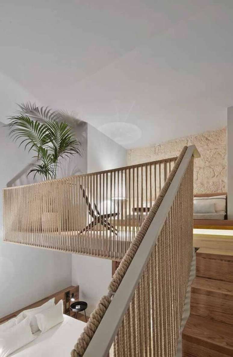 54. Modelo escada com corrimão de corda, perfeito para um toque acolhedor na decoração – Foto: Archilovers