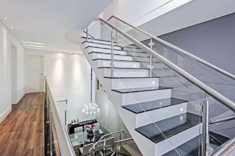 29. Para manter a decora&ccedil;&atilde;o clean escolha um modelo de escada com detalhes em vidro e inox