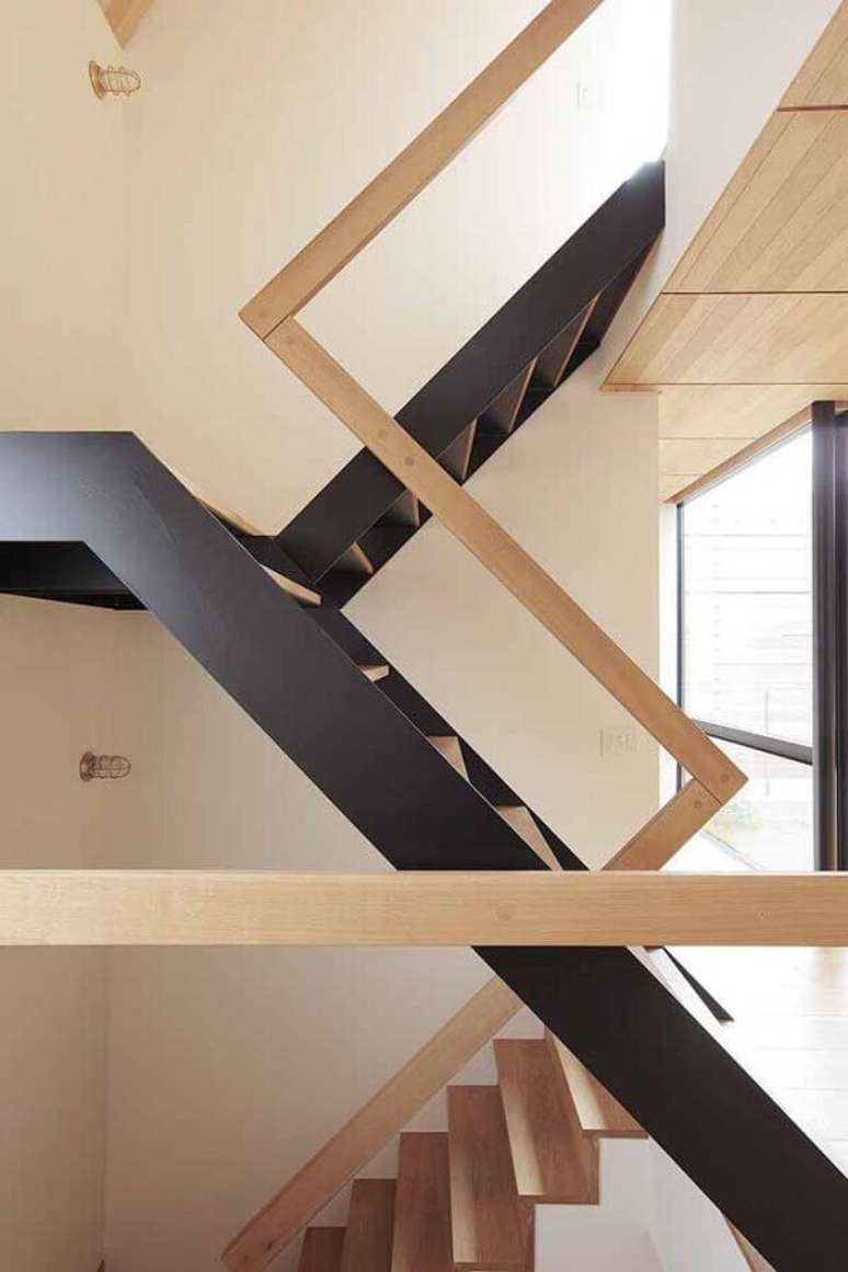 58. Escada de ferro com corrimão de madeira simples – Foto: Webcomunica