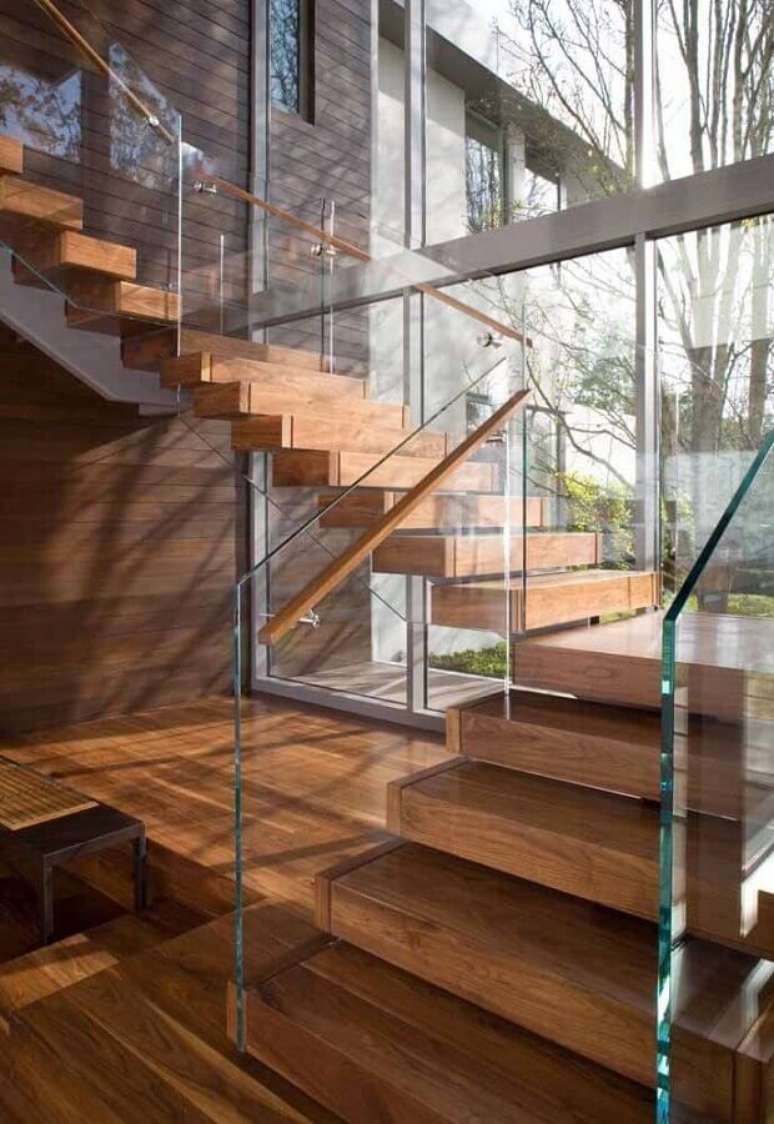 62. Escada com corrimão de madeira e guarda corpo de vidro – Foto: ArchDaily