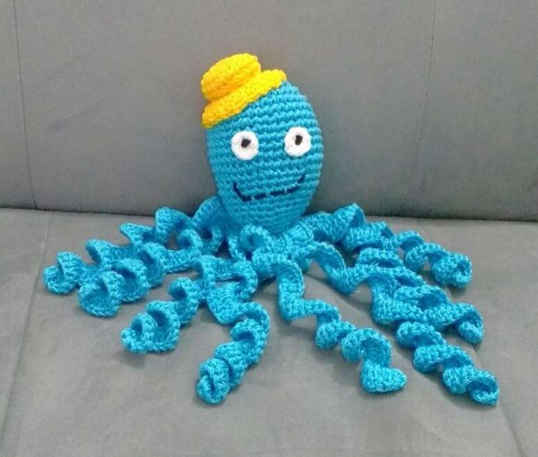 19- Polvo de crochê azul com chapéuzinho amarelo. Fonte: Pinterest