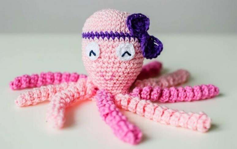 23– Polvo de crochê rosa com lacinho. Fonte: Pinterest