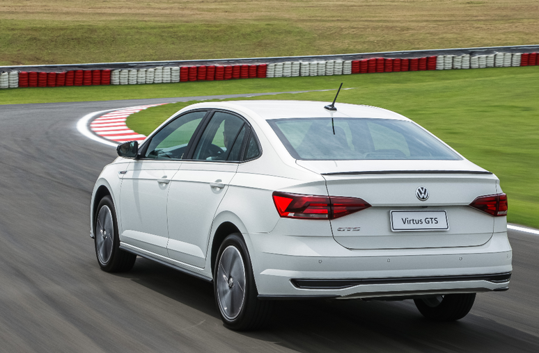 O Virtus GTS leva vantagem sobre o VW Jetta em v&aacute;rios itens, como o porta-malas.