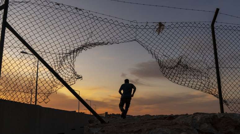 Na chegada a Tijuana, antes de come&ccedil;ar a nadar, o maior desafio era escapar dos olhares da pol&iacute;cia americana, diz Edilson