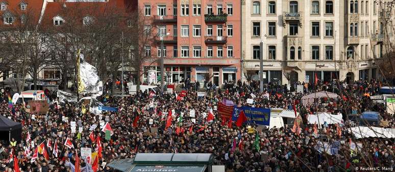 Em Erfurt neste sábado, manifestantes se reuníram na praça em frente à catedral da cidade