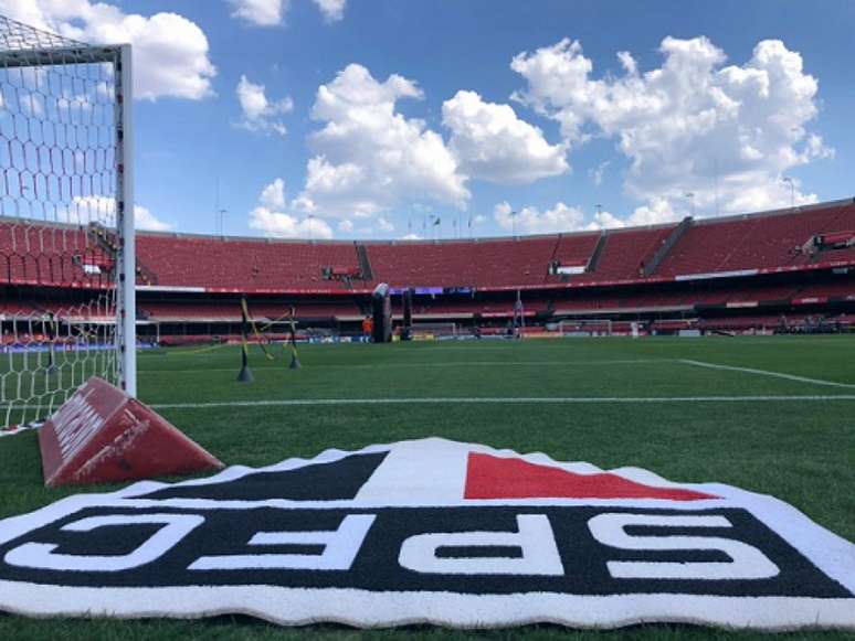 Árbitro precisou interromper a partida logo em seu início por gritos homofóbicos (Foto: divulgação/SPFC)