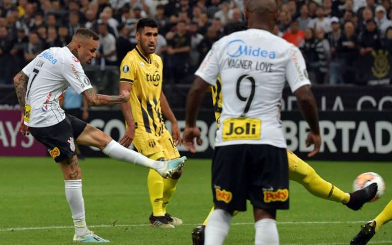 Luan deve ser um dos nomes mais cobrados pela Fiel nesta temporada (Foto: NELSON ALMEIDA / AFP)