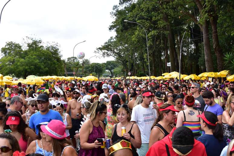 Foliões em desfile do Mega Bloco Frevo Mulher, de Elba Ramalho, em São Paulo