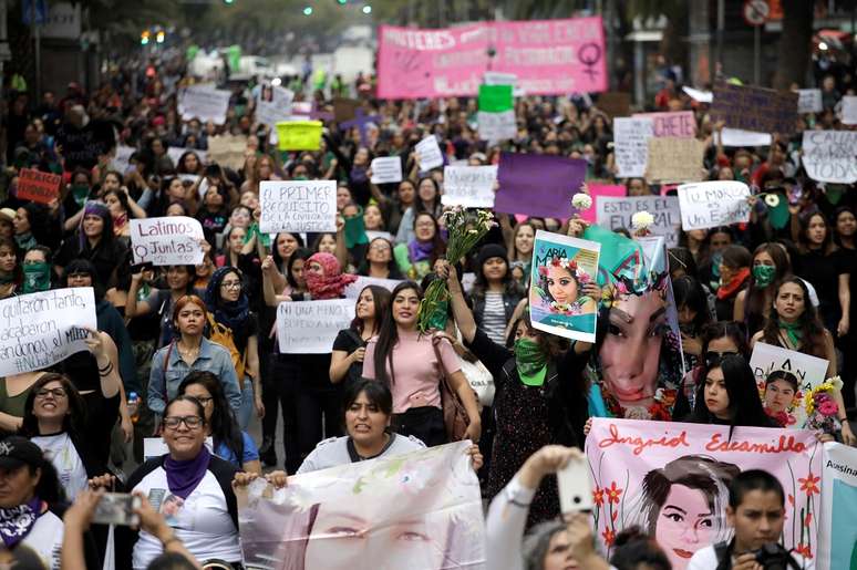 Mulheres realizam protesto contra feminicídio na cidade do México 