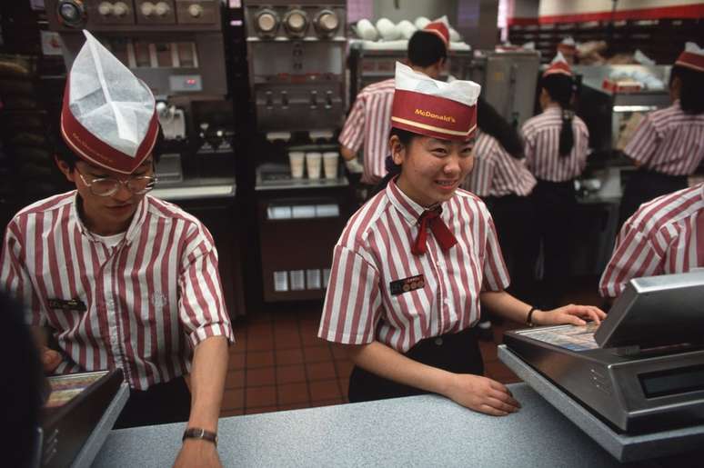 O primeiro restaurante McDonald's na China foi inaugurado em Shenzhen em 1990