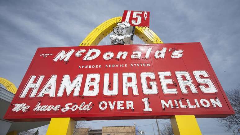 Ao vender com sucesso franquias, Ray Kroc transformou um pequeno restaurante de hambúrguer em um gigante global