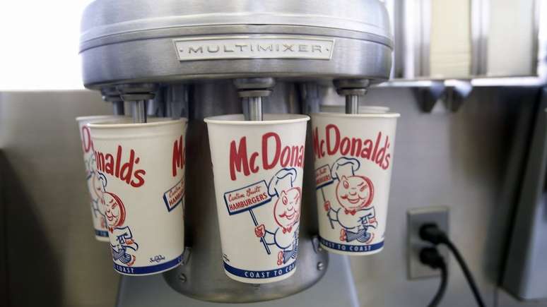Uma réplica do liquidificador de milk-shake do primeiro restaurante McDonald's, agora no museu da empresa