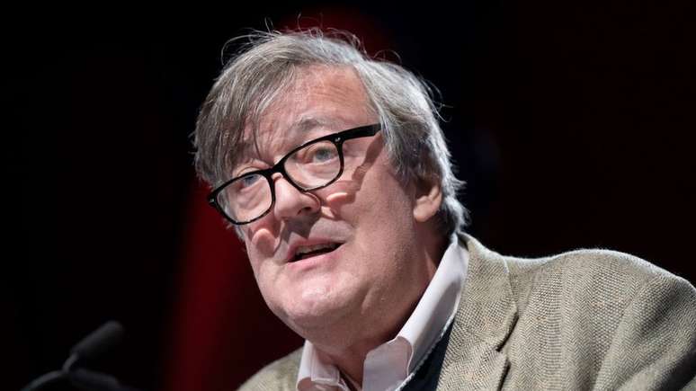 Stephen Fry foi colocado na capa da Attitude, mas vendas foram baixas