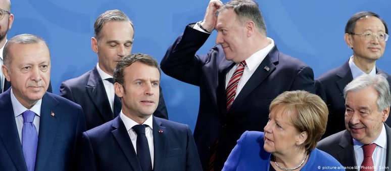 "Exige-se que a Alemanha aprenda novamente o idioma do poder, que Macron já parece dominar"