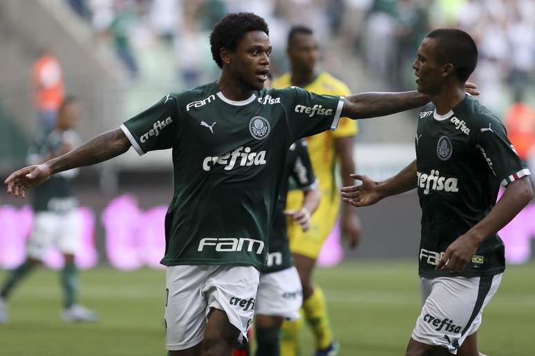 Luiz Adriano comemora gol que fechou a vitória do Palmeiras.