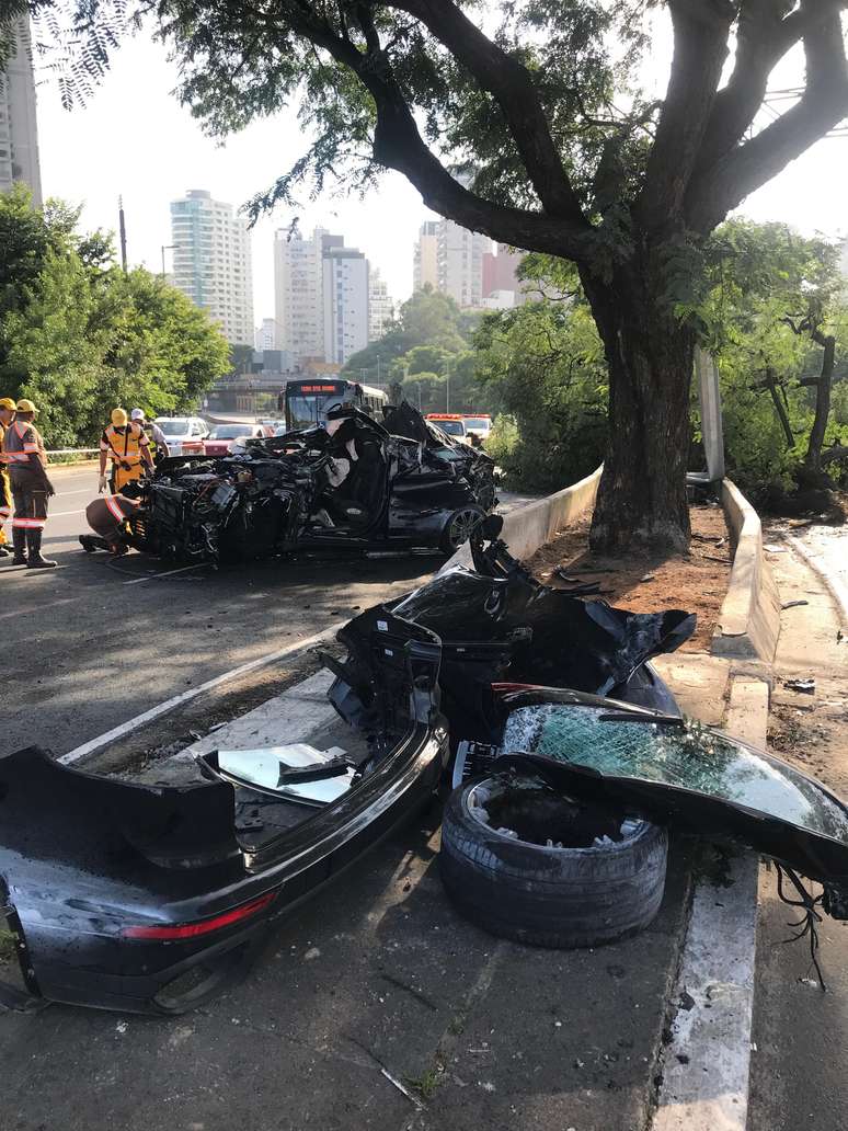 Jovem de 20 anos bate carro de luxo em São Paulo