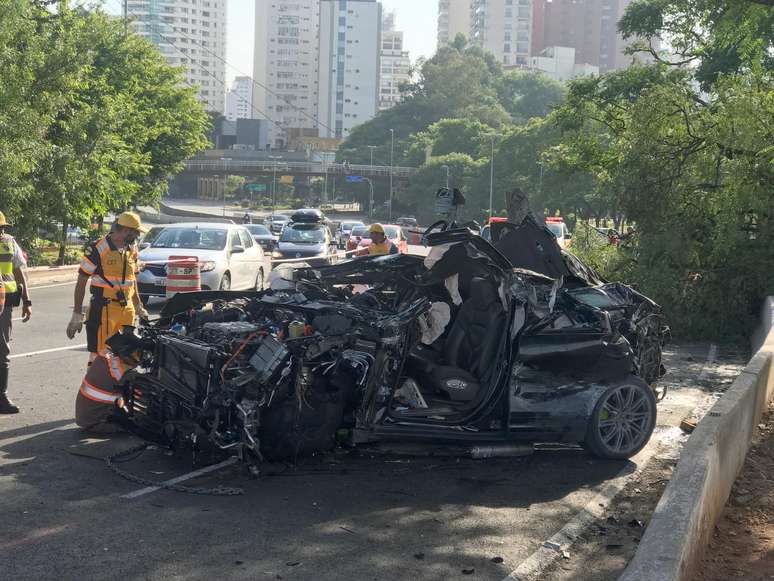 Jovem de 20 anos bate carro de luxo em São Paulo