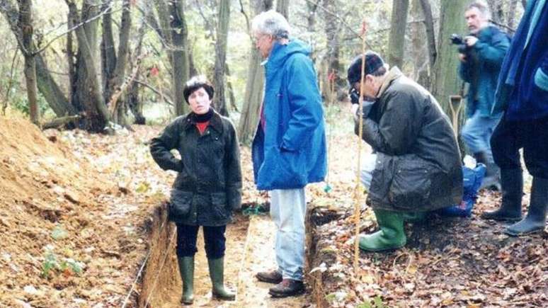 Patricia Wiltshire assessorando arqueólogos em 1990, década em que começou a atuar de vez em investigações criminais