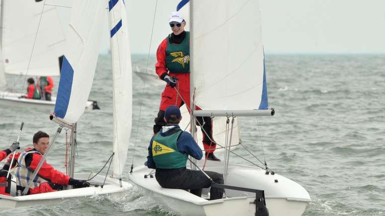 Antes de ficar doente, Daniel (em p&eacute;) gostava de velejar e sonhava em fazer parte da for&ccedil;a de elite da Marinha americana