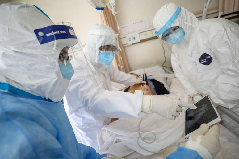 Equipes médicas com trajes de proteção tratam paciente em hospital da Cruz Vermelha em Wuhan
16/02/2020 China Daily via REUTERS  